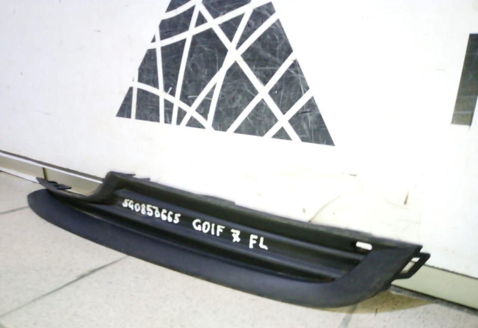 Решетка бампера Volkswagen Golf 7 oem 5G0853665 (скл-3)