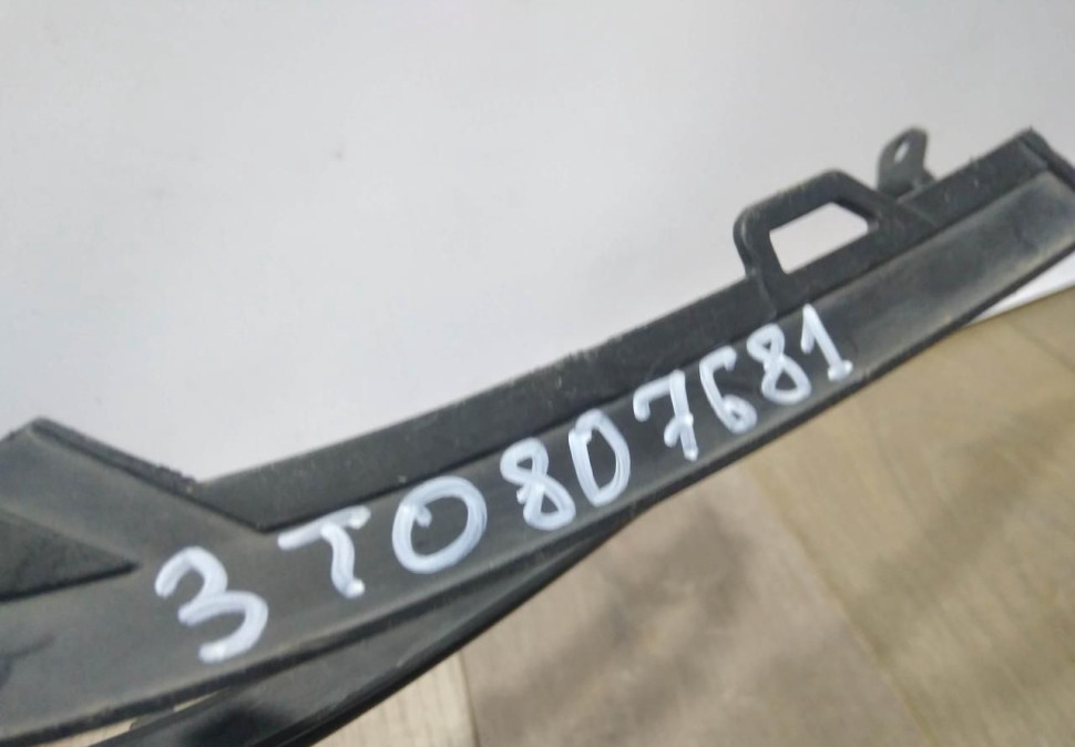Решетка противотуманной фары левая бу Skoda Superb 2 рестайлинг OEM 3T0807681