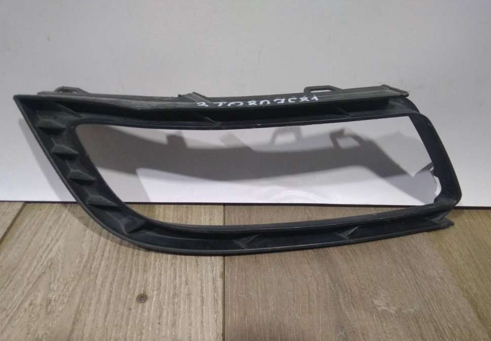 Решетка противотуманной фары левая бу Skoda Superb 2 рестайлинг OEM 3T0807681