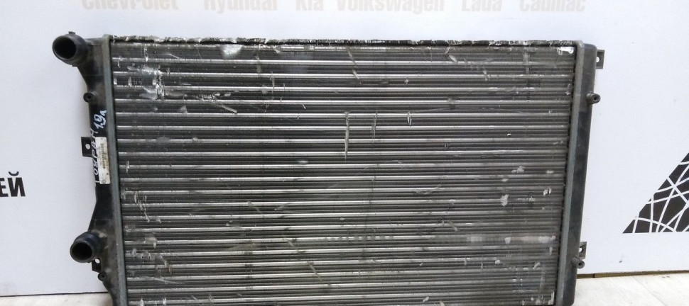 Радиатор охлаждения Volkswagen Caddy 3 10-15 oem 1K0121253BB