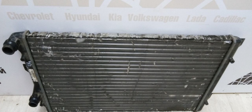 Радиатор охлаждения Volkswagen Caddy 3 10-15 oem 1K0121253BB