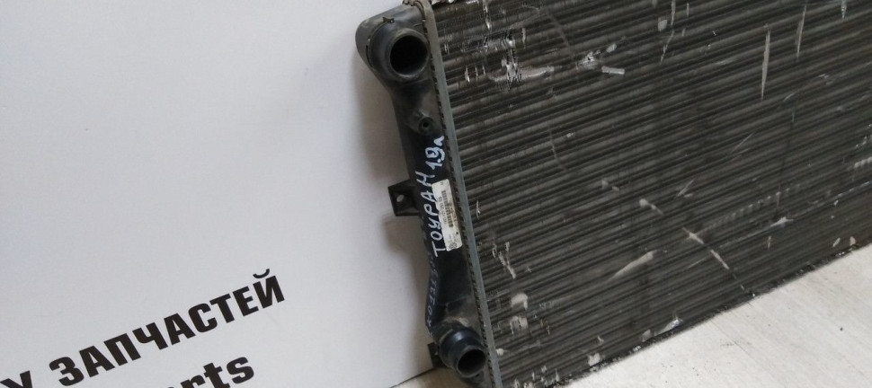 Радиатор охлаждения Volkswagen Caddy 3 10-15 oem 1K0121253BB