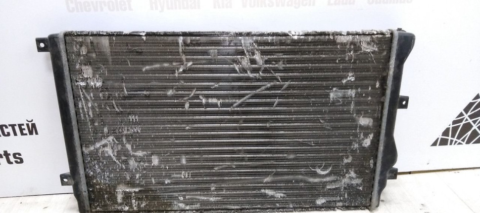 Радиатор охлаждения Volkswagen Caddy 3 10-15 oem 1K0121253BB
