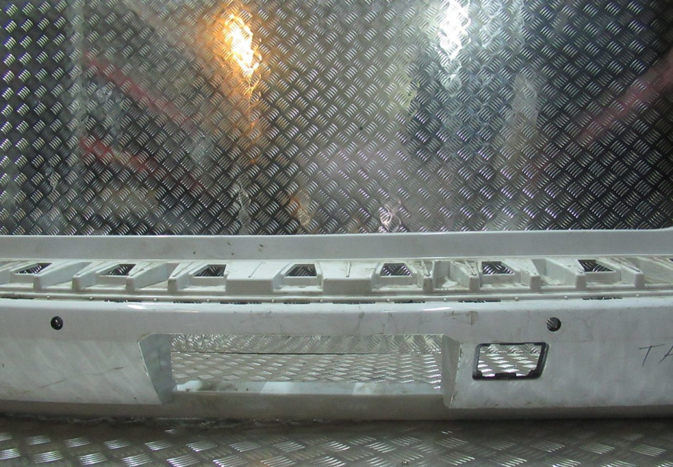 Бампер задний Chevrolet Tahoe 3 oem 20951798 (вмятина) (скл-3) Бампер задний Chevrolet Tahoe 3 oem 20951798 (вмятина) (скл-3)