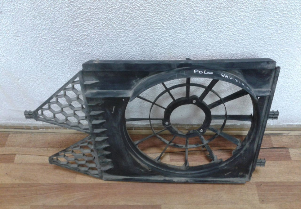 Диффузор вентилятора Volkswagen Polo oem 6ru121207 Диффузор вентилятора Volkswagen Polo oem 6ru121207