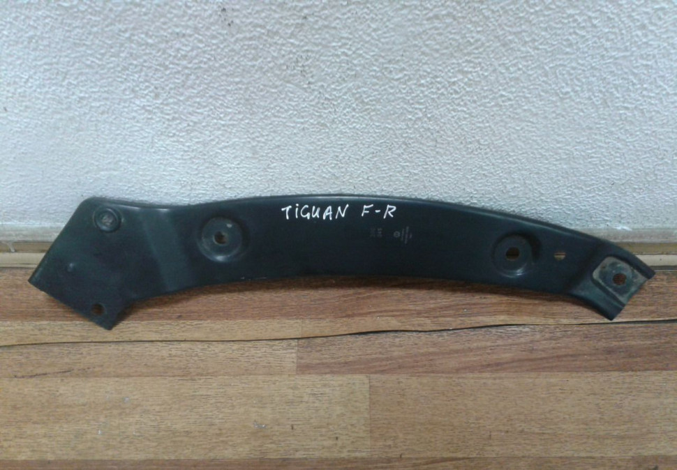 Суппорт фары правый Volkswagen Tiguan (11-16) oem 5n0805932b