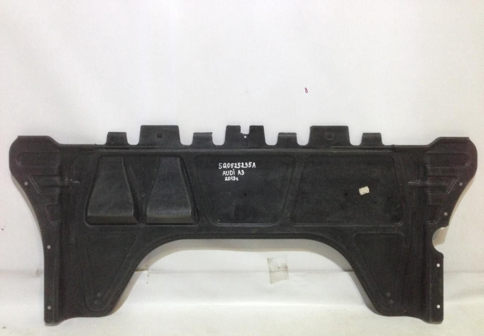 Защита двигателя Audi A3 oem 5q0825235a (скл-3) Защита двигателя Audi A3 oem 5q0825235a (скл-3)