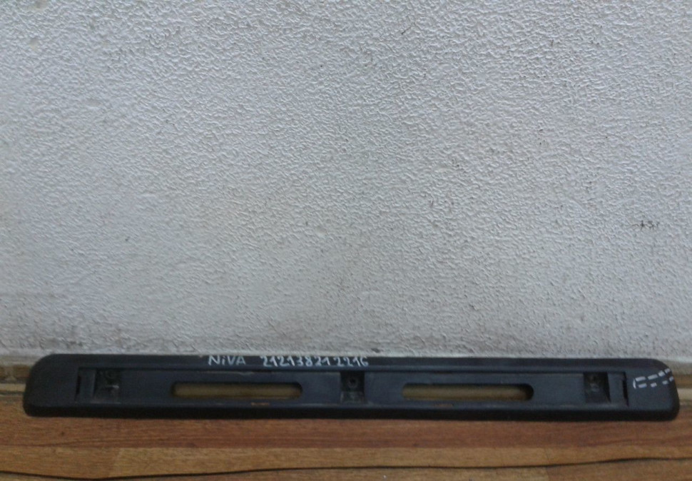 Накладка крышки багажника Vaz Niva oem 212138212216 (трещина) (скл-3)
