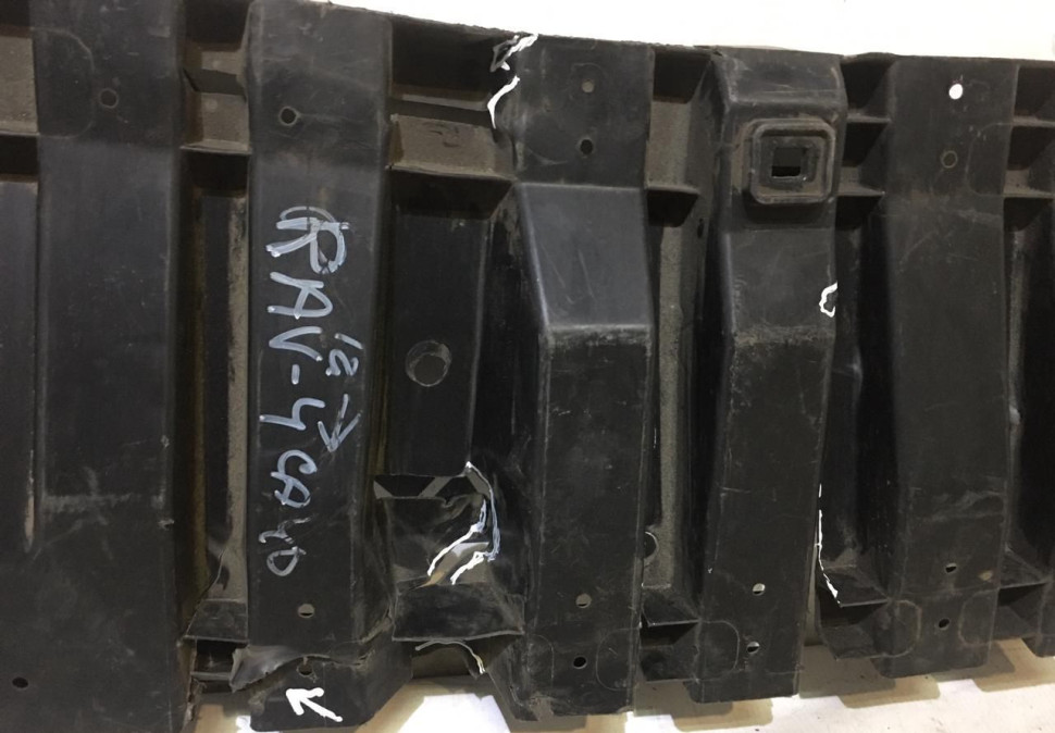Пыльник переднего бампера Toyota Rav4 ca40 13- Oem 5261842070 (скл 3) Пыльник переднего бампера Toyota Rav4 ca40 13- Oem 5261842070 (скл 3)