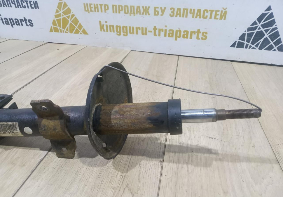 Амортизатор передний бу Renault Duster OEM 543020194R