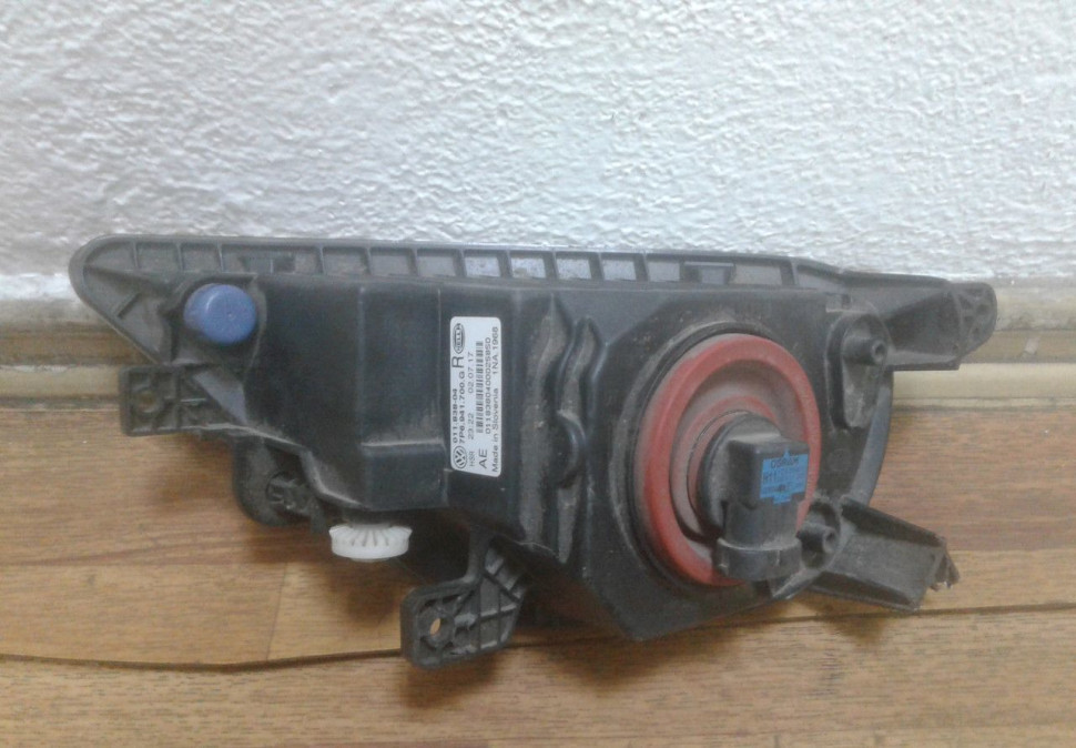 Фара птф правая Volkswagen Touareg NF oem 7p6941700g (слом. 1 крепл.)