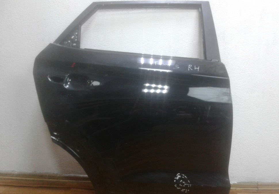 Дверь задняя правая Hyundai Tucson 3 (15>) oem 77004D7000 (вмятина)