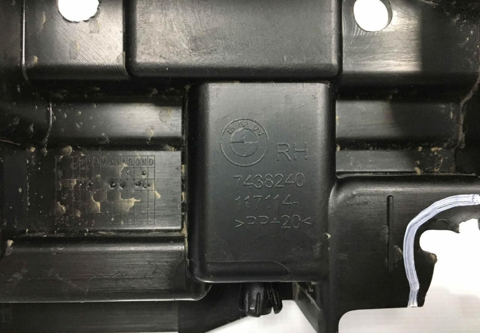 Кронштейн балки электрошторки BMW X5 G05 OEM 51477438240
