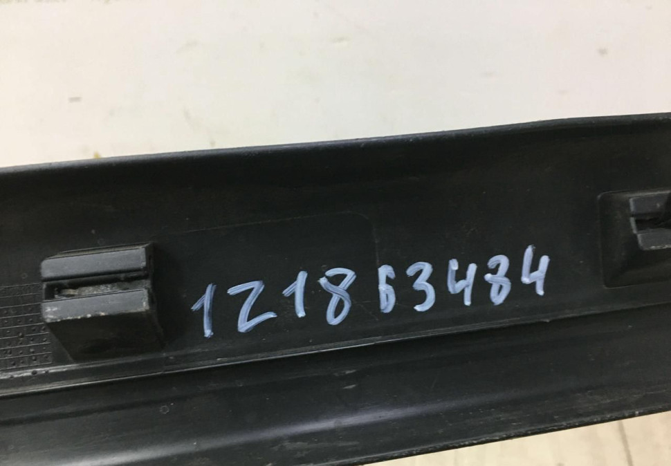 Накладка порога передняя правая внутренняя Skoda Octavia A5 OEM 1Z1863484