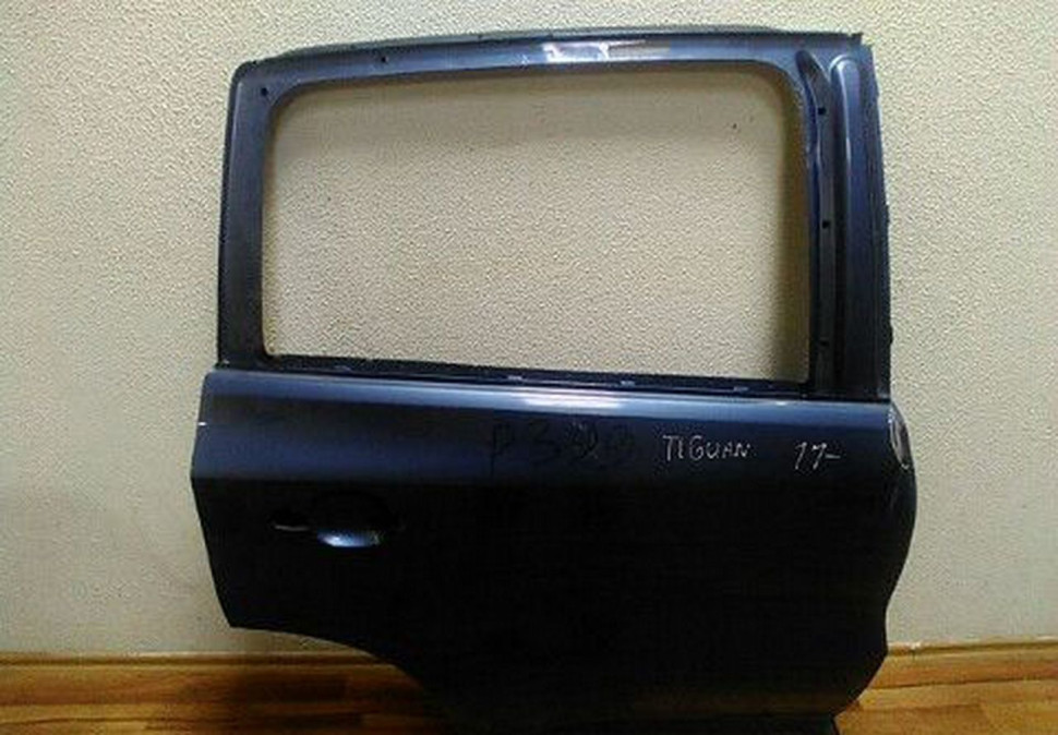 Дверь задняя правая Volkswagen Tiguan(11>) есть вмятина