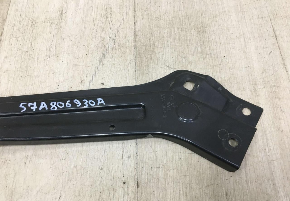 Кронштейн передней панели правый Skoda Karoq OEM 57A806930A