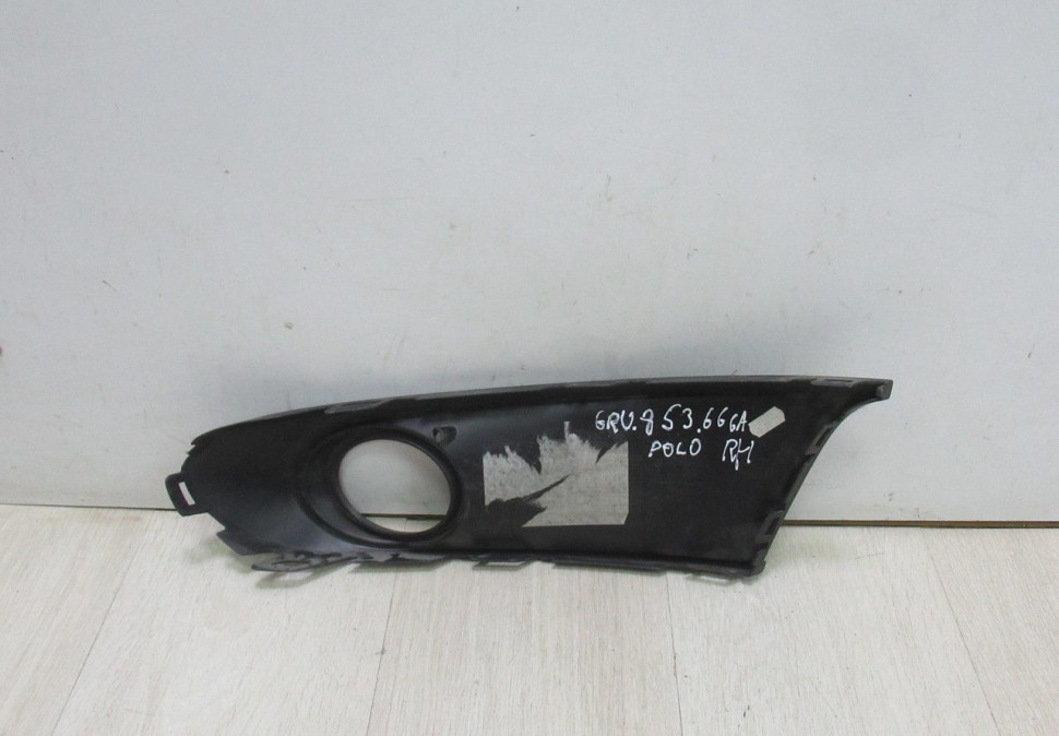 Решетка Противотуманной фары (ПТФ) правая Volkswagen Polo до рест oem 6RU853666a