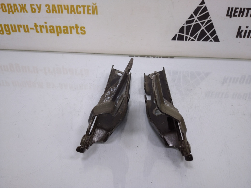 Петля капота правая Audi Q3