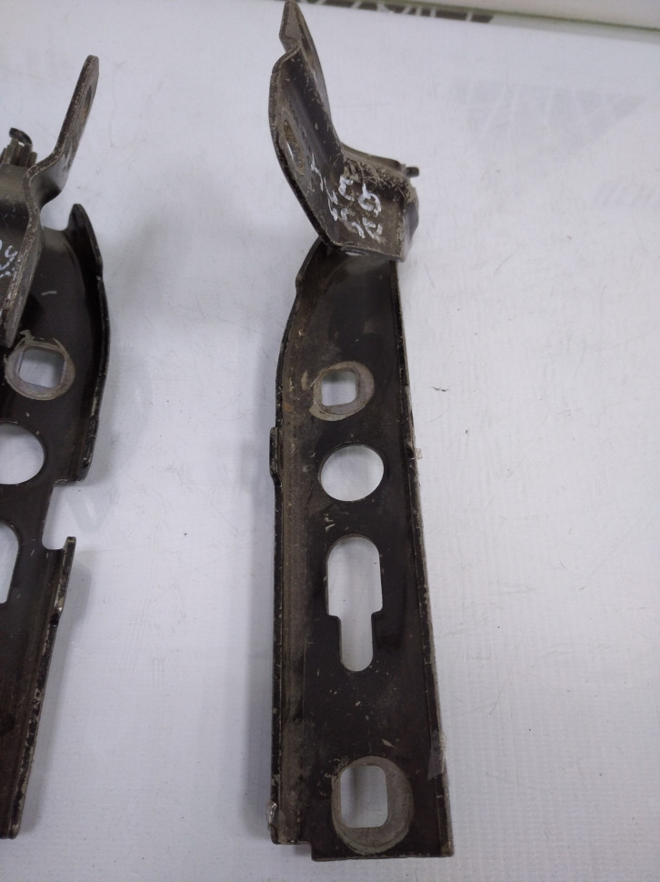 Петля капота правая Audi Q3 Петля капота правая Audi Q3