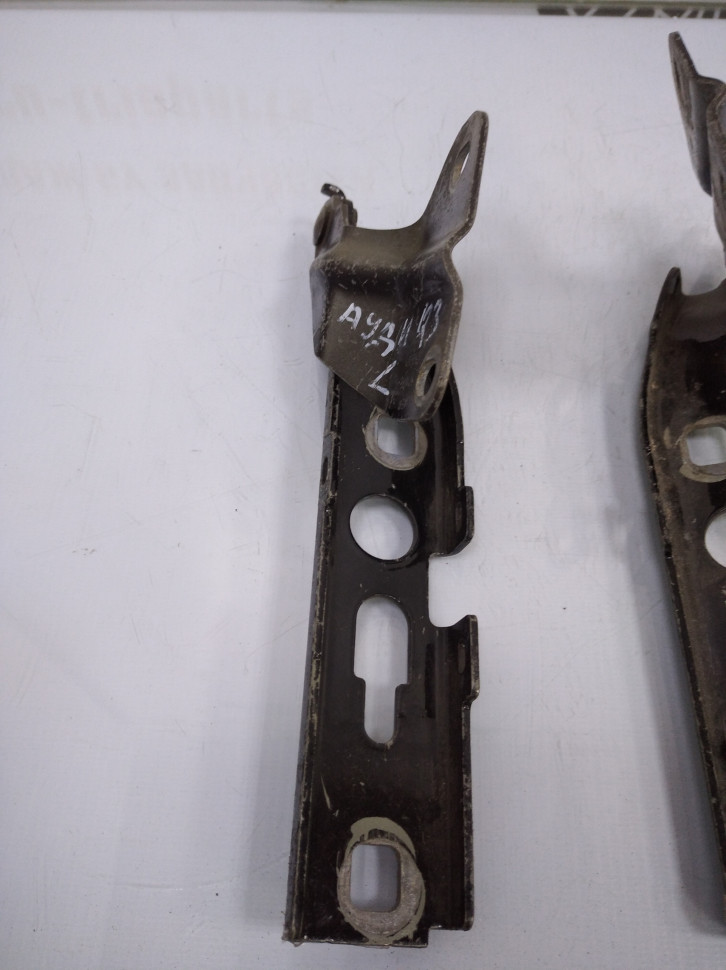 Петля капота правая Audi Q3 Петля капота правая Audi Q3