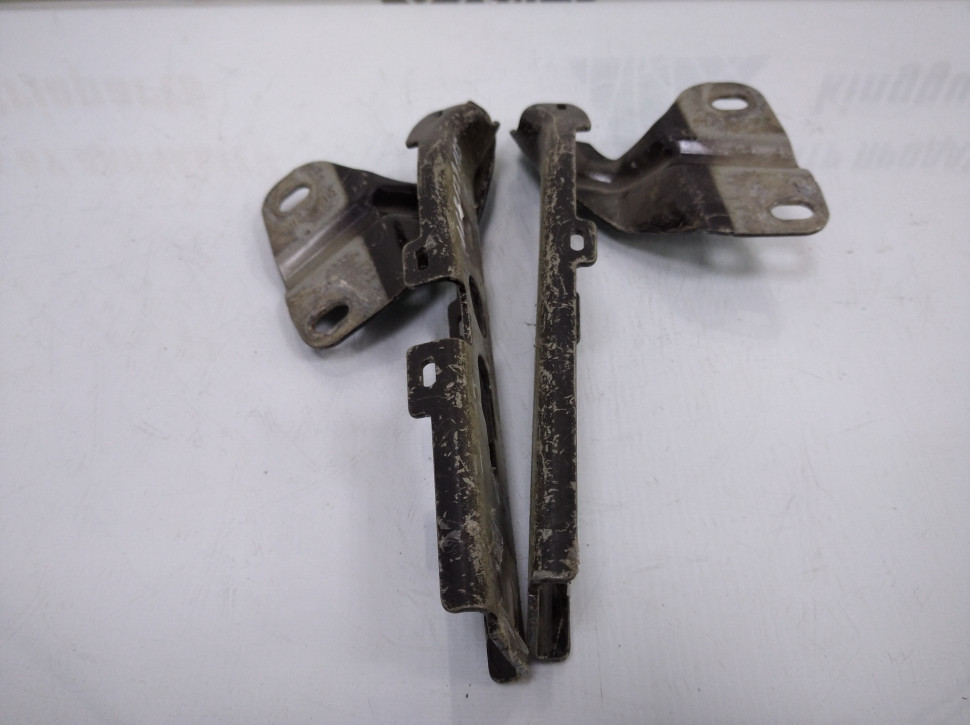 Петля капота правая Audi Q3 Петля капота правая Audi Q3