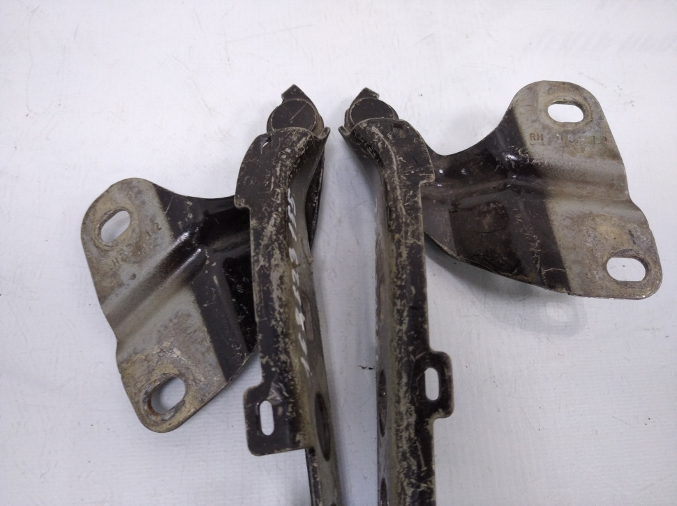 Петля капота правая Audi Q3 Петля капота правая Audi Q3