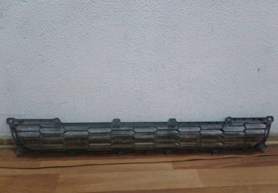 Решетка переднего бампера Lada Priora 2 oem 21704280305710 Решетка переднего бампера Lada Priora 2 oem 21704280305710