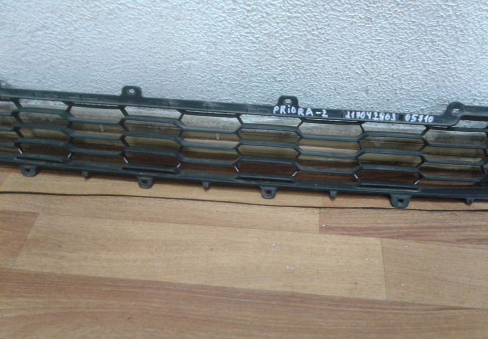 Решетка переднего бампера Lada Priora 2 oem 21704280305710 Решетка переднего бампера Lada Priora 2 oem 21704280305710