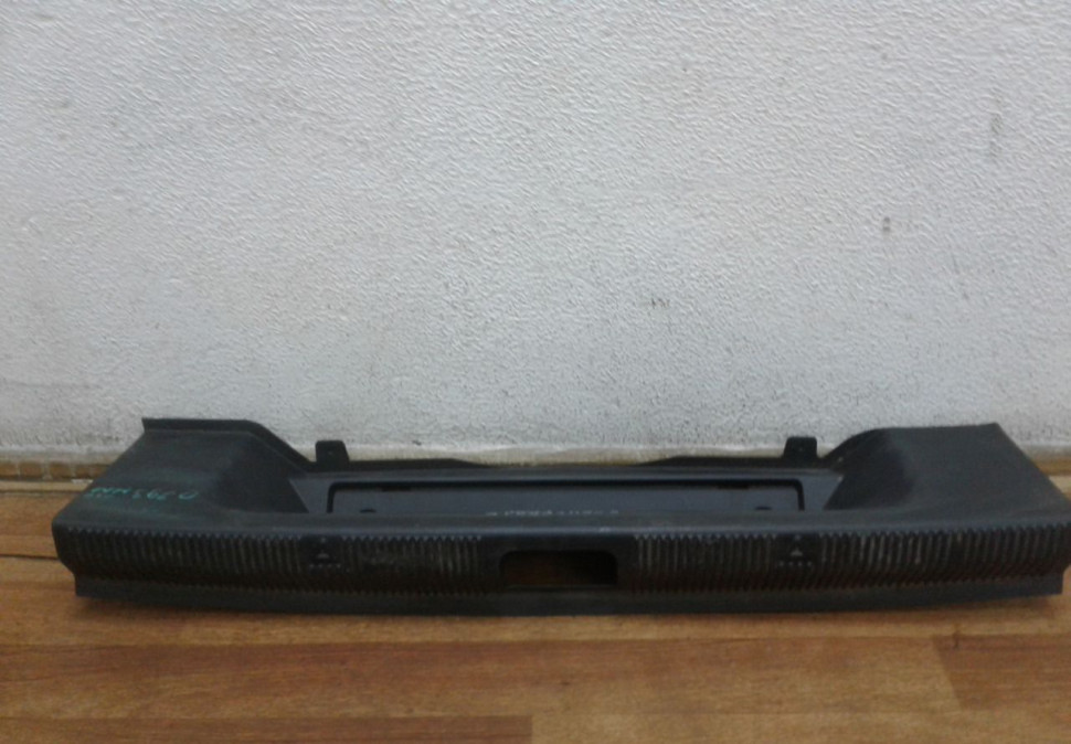 Накладка багажника Skoda Yeti oem 5l6863485A (скл-3)