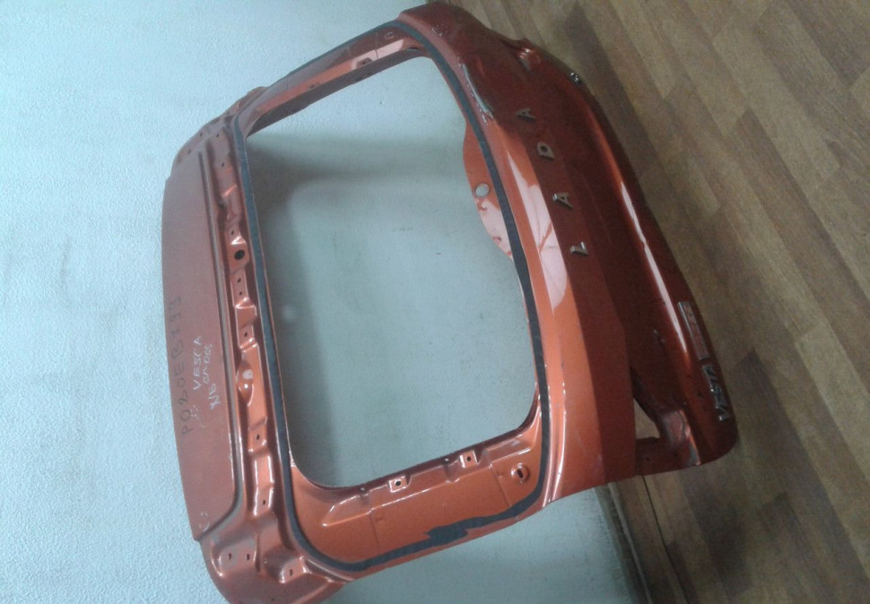 Крышка багажника Lada Vesta cross х/б (вмятина) (скл-3) Крышка багажника Lada Vesta cross х/б (вмятина) (скл-3)