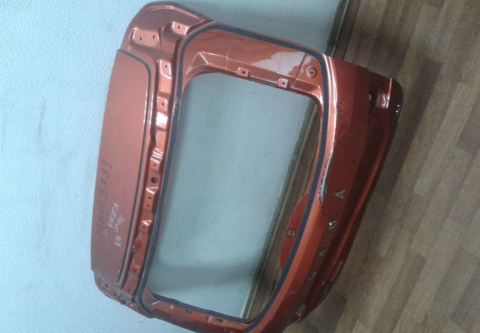 Крышка багажника Lada Vesta cross х/б (вмятина) (скл-3) Крышка багажника Lada Vesta cross х/б (вмятина) (скл-3)