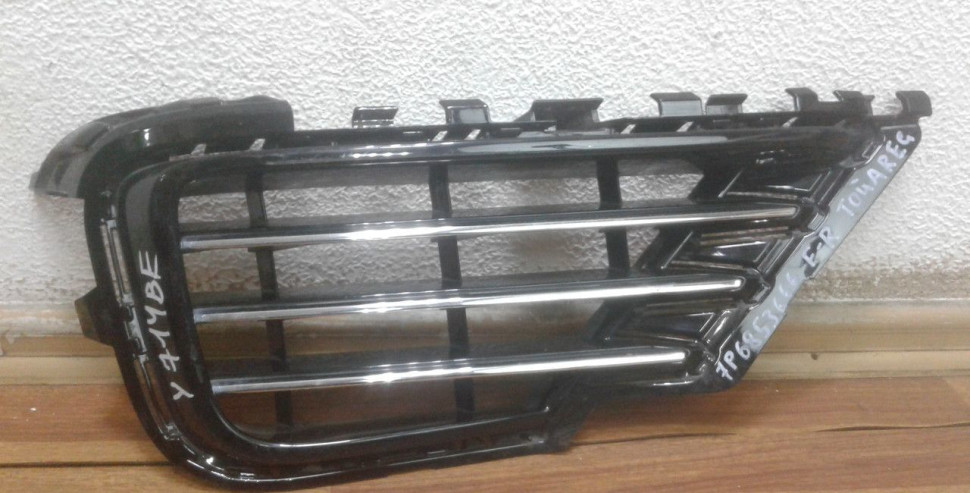 Решетка птф правая Volkswagen Touareg NF oem 7p6853666