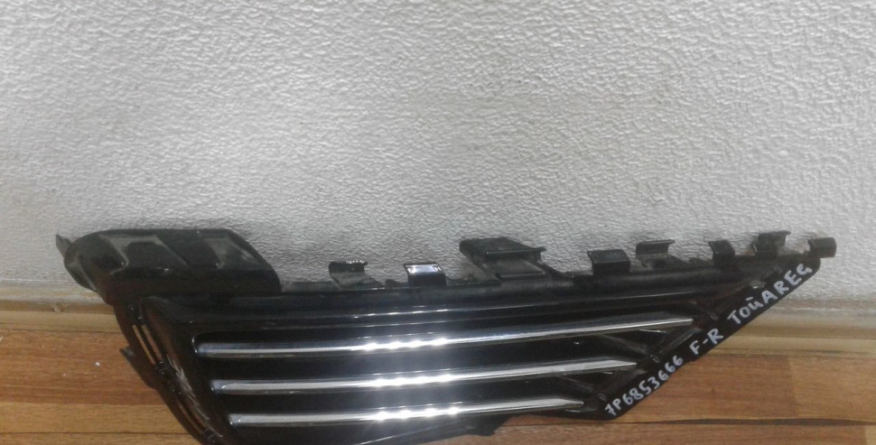 Решетка птф правая Volkswagen Touareg NF oem 7p6853666 Решетка птф правая Volkswagen Touareg NF oem 7p6853666