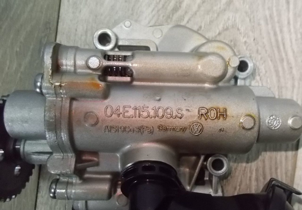 Масляный насос бу Skoda Octavia A7 (1,4) OEM 04E115109S