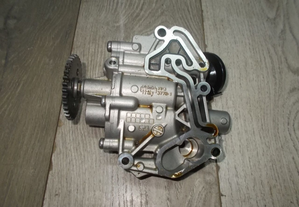 Масляный насос бу Skoda Octavia A7 (1,4) OEM 04E115109S