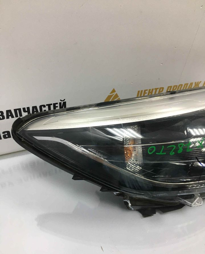 Фара правая Renault Kaptur OEM 260108765R