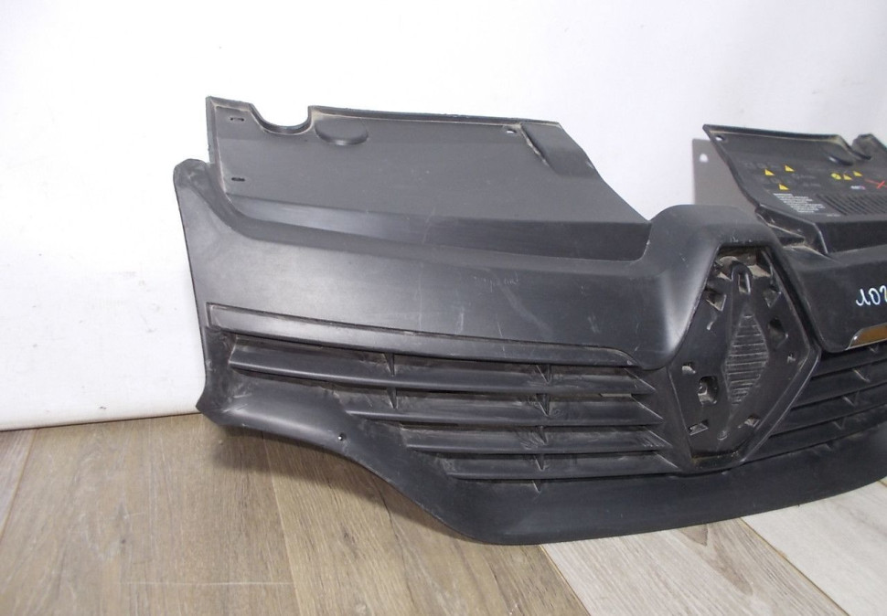 Решетка радиатора бу Renault Logan 2 OEM 623107605R Решетка радиатора бу Renault Logan 2 OEM 623107605R
