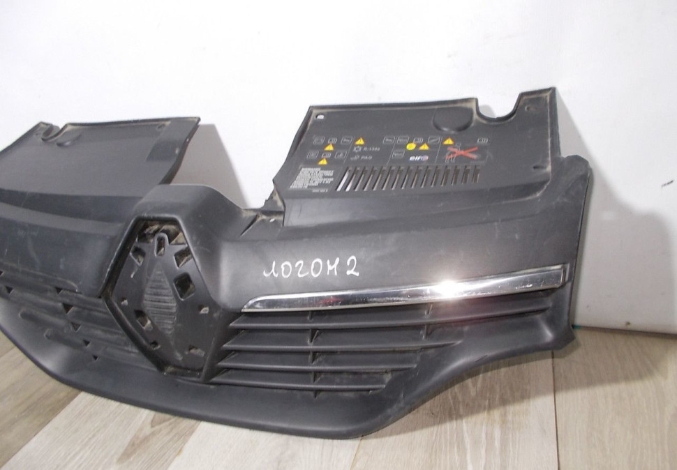 Решетка радиатора бу Renault Logan 2 OEM 623107605R Решетка радиатора бу Renault Logan 2 OEM 623107605R