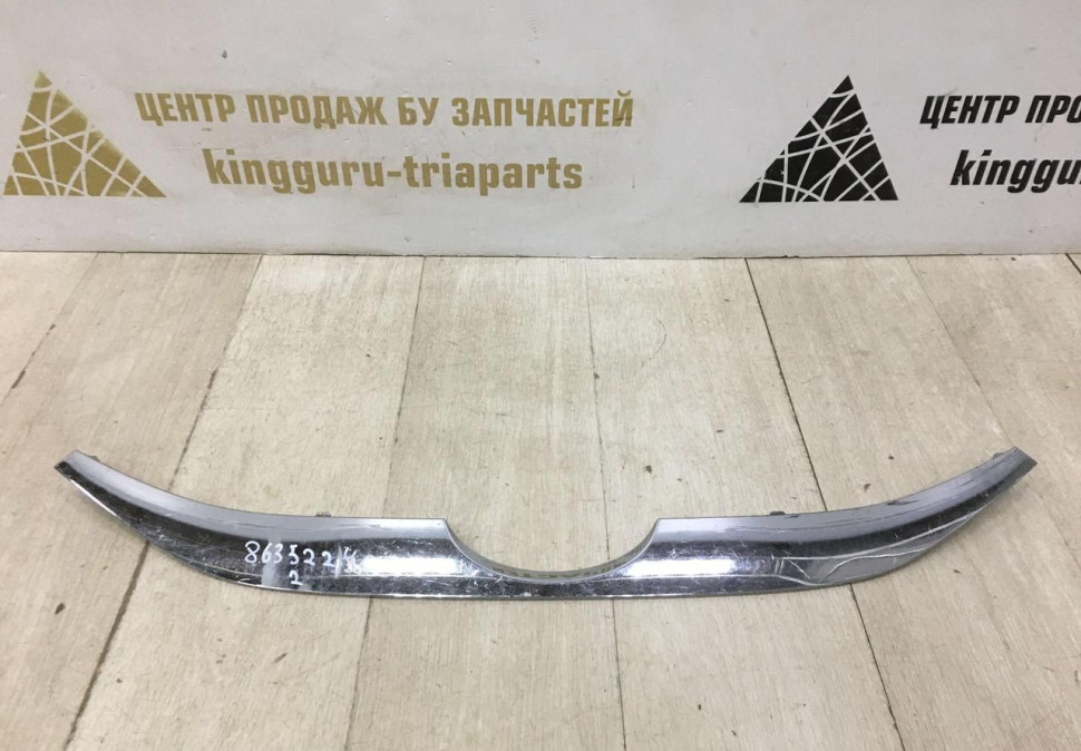 Молдинг решетки радиатора Hyundai IX35 (10-15) oem 863522Y000