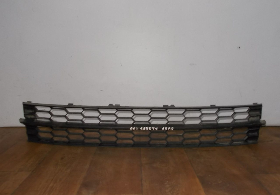 Решетка переднего бампера бу Skoda Rapid OEM 60U853677