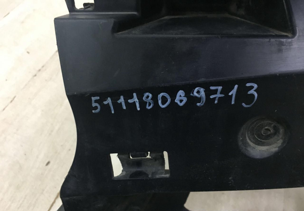 Кронштейн переднего бампера левый BMW 6 G32 M-Pack OEM 51118069713 Кронштейн переднего бампера левый BMW 6 G32 M-Pack OEM 51118069713