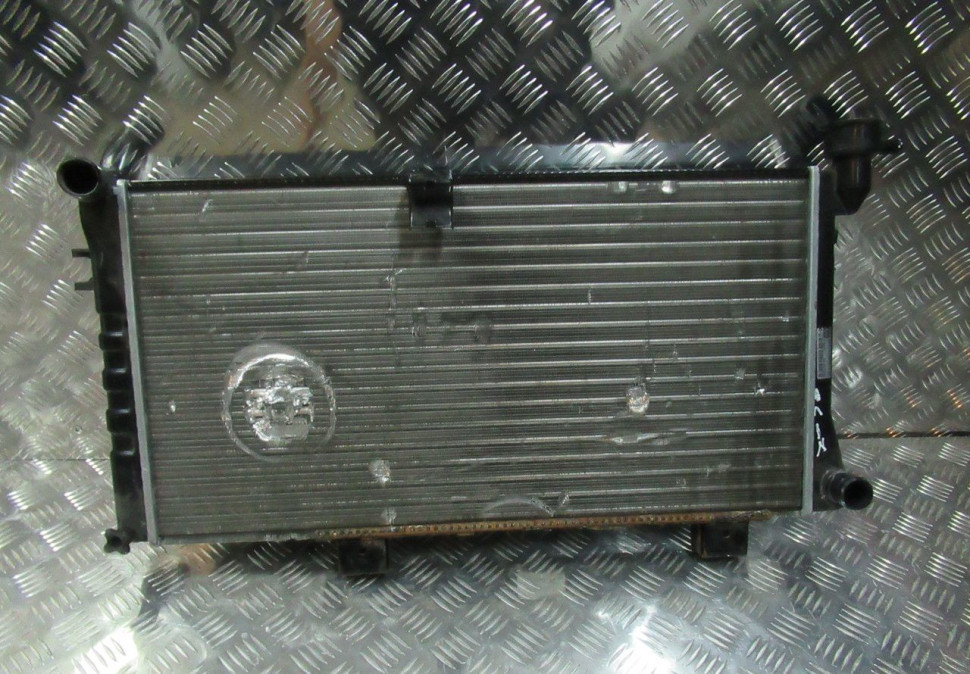 Радиатор охлаждения Lada Niva (21x21) oem 212141301012 (слом.1крепл) (дефекты) (скл-3)