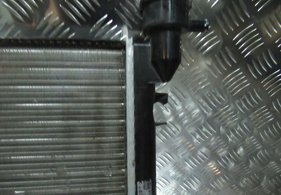 Радиатор охлаждения Lada Niva (21x21) oem 212141301012 (слом.1крепл) (дефекты) (скл-3)