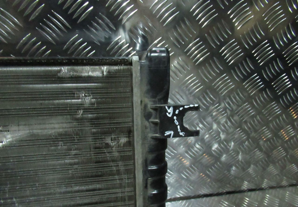 Радиатор охлаждения Lada Niva (21x21) oem 212141301012 (слом.1крепл) (дефекты) (скл-3)