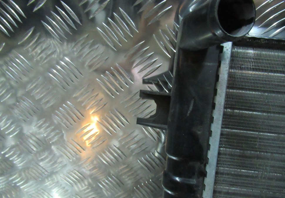 Радиатор охлаждения Lada Niva (21x21) oem 212141301012 (слом.1крепл) (дефекты) (скл-3)