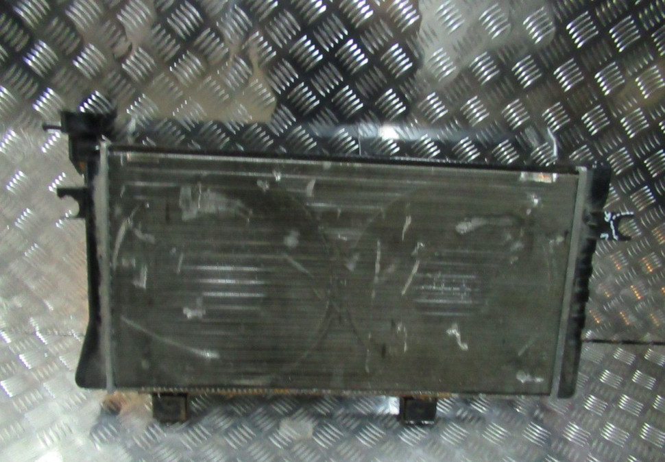 Радиатор охлаждения Lada Niva (21x21) oem 212141301012 (слом.1крепл) (дефекты) (скл-3) Радиатор охлаждения Lada Niva (21x21) oem 212141301012 (слом.1крепл) (дефекты) (скл-3)