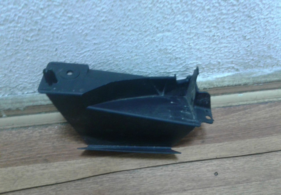 Дефлектор радиатора левый Renault Sandero 2 oem 628177137 (скл-3)