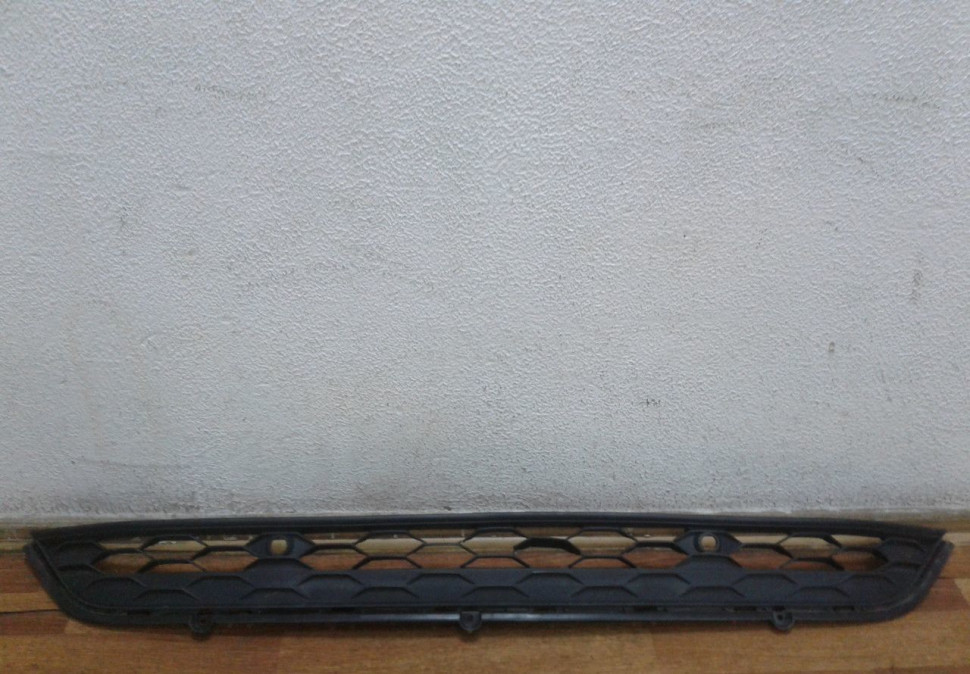 Решетка переднего бампера Volkswagen Tiguan 2 oem 5na853677 (трещины)