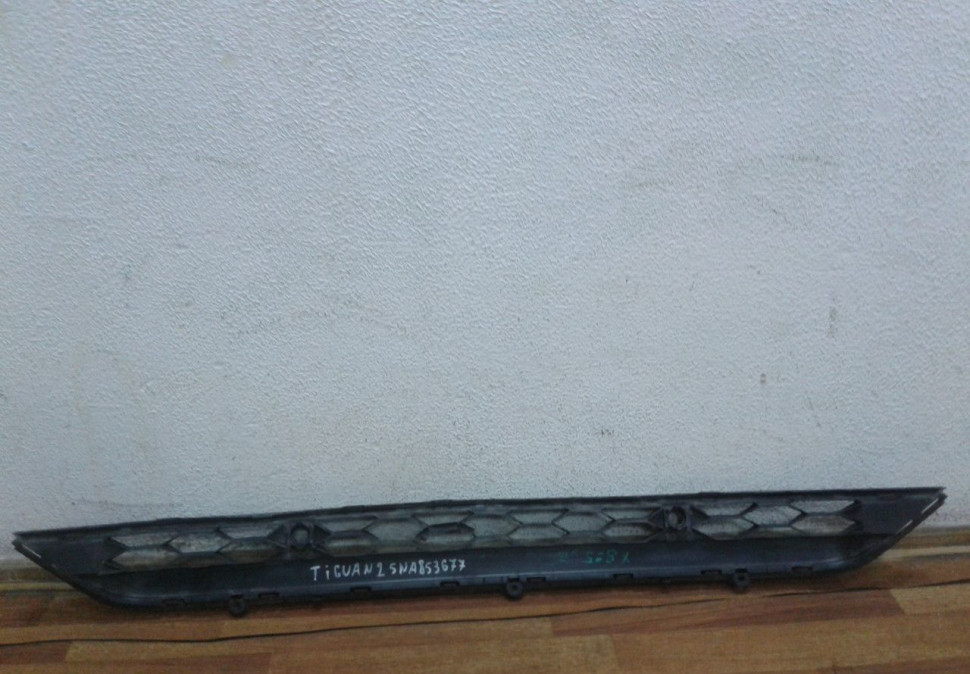 Решетка переднего бампера Volkswagen Tiguan 2 oem 5na853677 (трещины)