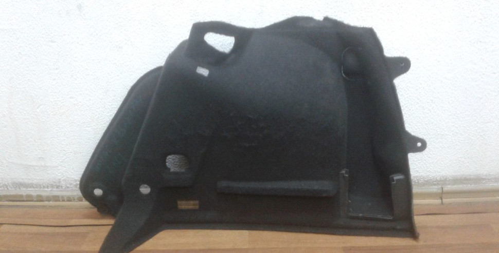 Обивка багажника правая Volkswagen Golf 7 oem 5g6867428f